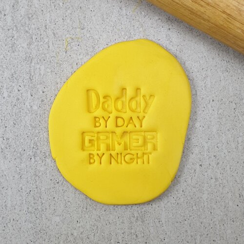 DADDY BY DAY, GAMER BY NIGHT Embosser - 60mm