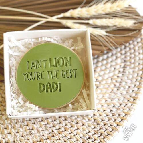 I AIN'T LION YOU'RE THE BEST DAD Embosser - 60mm